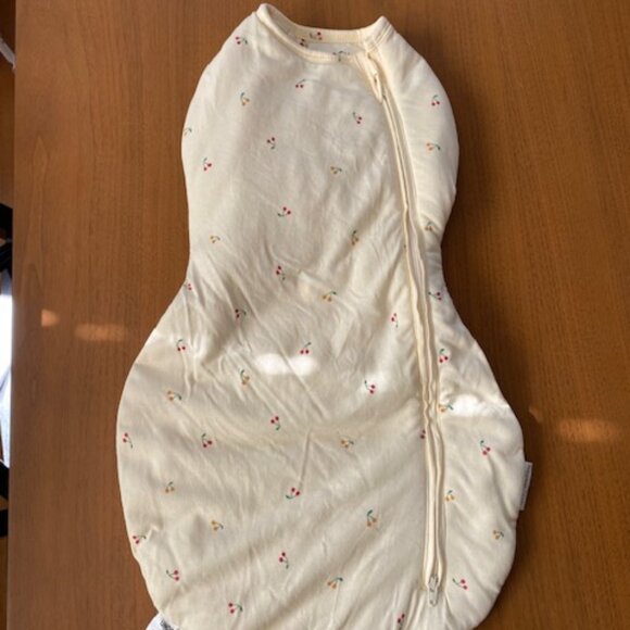 Sleepea 5-Second Baby Swaddle - butter yellow cherries - Picture 1 of 4